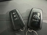 スマートキーをポケットやバッグに携帯していれば、キーを取り出すことなくドアハンドルを握り解錠、ドアハンドルのセンサーに触れるだけで施錠できます。