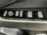 運転席のスイッチで全てのウィンドウの開閉操作を行うことができます。ロックボタンをONにしておくと、運転席以外のウィンドウは作動しないのでお子様を乗せているときなども安心ですね♪
