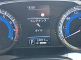 メーター内センターディスプレイには車の様々な設定や情報が表示されます。