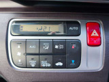 一度お好みの温度に設定すれば、車内の温度を検知し風量や温度を自動で調整。暑い&hellip;寒い&hellip;と何度もスイッチ操作をする必要はありません。快適な車内空間には必須の機能ですね。