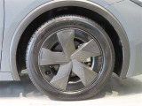 純正のアルミホイール装着車です。タイヤサイズは195/60R17です。