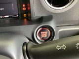 丸いボタンを押して、エンジンスタートが可能なプッシュエンジンスタートシステムです。一度味わったらこの装備が必需品になってしまいます。
