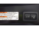 パワーバックドアボタン。右側のボタンはバックドアを閉めると同時にカギがロックされます。