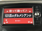 停車中には画面でテレビや映像を視聴でき、待ち時間を過ごす際にも活用できます。操作画面がセンターに配置されており、車内で映像コンテンツを楽しめる装備です。