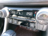 左右独立温度コントロールフルオートエアコンです。運転席、助手席それぞれで独立して温度設定ができます。冷え性の方が乗っても安心ですね♪