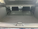 後席を全て倒して、荷物専用のスペースにした状態です。これなら長いものも積めますし、ご旅行や趣味に活用できますね。