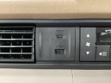 エアコン操作パネルの左側に、スマートフォンなどの充電可能なUSB端子と、音源などの外部入力の可能なUSB端子がついています。移動中に充電もできるので便利です。