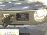 急速充電は車内のボタンを操作して開け、あとは充電コネクターを差すだけで充電開始します。簡単な充電操作と、フタの開け方を変えることで差し間違いを防げる安心感。