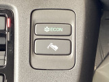 【ECONモード】スイッチをONにすると、空調やアクセル操作に対する加速を穏やかにし、電力消費を抑えて航続距離を延ばします。