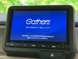 ナビやオーディオの各メニューにアクセスでき、画面下のボタンも見分けやすい配置です。目的地設定や音源選びを行う際に操作箇所を把握しやすく、日々の移動をサポートします。