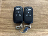 【スマートキー】 スマートキーを携帯していれば、ドアハンドルのボタンを押してロックの解除ができ、パワースライドドア(左側)もワンタッチで開閉できます。