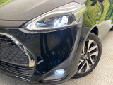 【LEDヘッドライト】悪天候や夜間走行時も良好な視界を確保し安心して運転できる高輝度LEDヘッドライトを装備!点灯速度が早く、消費電力も抑えられています。