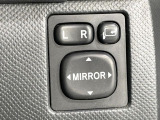 【電動格納ミラー】サイドミラーは電動格納式となっており、狭い駐車場でもキズがつくリスクを抑えられます。