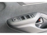 車の基本装備のひとつのパワーウインドウです。オート機能もあって、押し方の強弱で調整も出来ます。