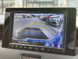 バック時の安全性を高めるバックモニター付き。狭い場所でもスムーズな駐車をサポートします。
