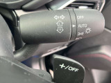 左右複数のLEDユニットを個別に自動点灯・消灯して照射範囲をコントロール。夜でも昼間のようにクリアな前方視界を確保するアダプティブ・LED・ヘッドライト(ALH)を装備。