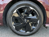 おしゃれは足元から。日産純正のアルミホイールで足元すっきり。タイヤサイズは205/50R17になります