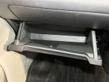 【グローブボックス】容器がせり出してくるバケットタイプ!一目で中身を把握でき、取り出しやすさにも優れます!