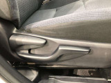運転席シート座面は上下アジャスター付きです。お好みの位置に調整可能です。