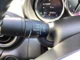 レバーをAUTOの位置にしているとき、レインセンサーが雨を感知すると、雨量に応じてワイパーが自動で作動してくれるオートワイパーを装備!設定変更で非作動にすると、間欠作動に固定されます。