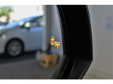ブラインドスポットモニター。車線変更時などにドアミラーでは確認しにくい後側方エリア(ブラインドスポット)に存在する車両をレーダーで検知。警告サインをドアミラーに表示することで運転者に注意喚起する機能。