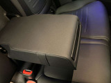 メルセデスのシートは少し硬めになっております。長時間の運転の際、適度な反発があることでお尻や腰の負担を減らす効果が御座います。