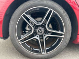 【アルミホイール】18インチのAMG5スポークアルミホイールを装着