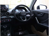 内装はシンプルに使い勝手を考え作られています。お車を運転する感覚をダイレクトに体感して頂けます。室内も広くロングドライブにも快適にお過ごしいただけます。