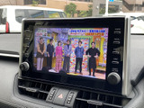テレビ番組を画面で楽しめる装備を備え、停車中の待ち時間などにも活用できます。映像とともに番組情報も表示され、車内で過ごす時間をより楽しく演出してくれます。