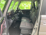 運転席からの視界が広く、運転しやすい設計となっています。操作しやすい位置にスイッチ類が配置されており、安全運転をサポートします。快適なドライビングポジションを実現。
