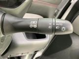方向指示やライト類の操作を手元で行えるレバーです。表示が見やすく、走行中も必要な操作を把握しやすい配置で、右左折や周囲の明るさに応じた対応を支えます。