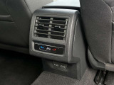 運転席・助手席・後席で個別に温度調整が可能な3ゾーンフルオートエアコン。乗る人それぞれに快適な空調を提供します。