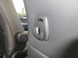 運転席バックに荷物を掛けられるコンビニフックを設置!お買い物バックを掛けるのはもちろん、レジ袋を掛けてゴミ袋として使用したり、様々な用途でお使いいただけます!使わないときは収納しておけて便利です♪