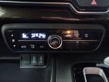 運転席からも手が届きやすく、操作しやすい空調コントロールパネル。オートエアコンなので操作の煩わしさが無くオールシーズン快適にドライブできます。快適空間で運転に集中できますね。