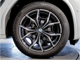 【BMWアロイホイル】軽量かつ強度に拘ったアロイホイル。走行性能ポテンシャルを引き出す設計。車の足元を引き締めてくれる大きなポイントはアロイホイルです。