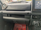 書類や小物を整理して収納できるグローブボックス。車内の空間をすっきりと保つのに役立ちます。
