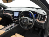 インストルメントパネルは僅かに運転席側へと傾けられているほか、余計なスイッチ類を可能な限り排し、運転に集中しやすい環境を造り出しています。