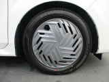 デザインの良い純正フルホイールカバー、タイヤサイズは185/60R16になります