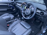 スポーツシートで包み込まれる様な座り心地。長時間の運転もストレスフリーにできます!