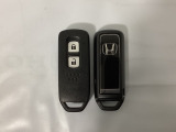 スマートキーを装備しています。鍵を差し込むことなくドアロックの開け閉めと、スタートボタン操作でのエンジンスタートができます。スペアキーも同じものを用意しております。