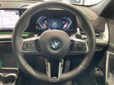 BMWのステアリングのリムは、一般的なものより少し太めにデザインされています。 これはタイヤやステアリングシャフトなどを介して伝わる路面からの入力を、しっかりと把握するためです。