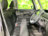 前席は座面と背もたれにゆとりが感じられ、運転席から前方やサイドの窓越しに周囲を確認しやすい配置です。落ち着いた色合いで、足元にも余裕がある室内空間です。