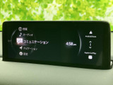 情報やオーディオ、ナビゲーションなどの項目が画面にまとまり、目的の機能を選びやすい構成です。スマートフォン連携にも対応しており、普段使いのコンテンツを車内で活用できます。