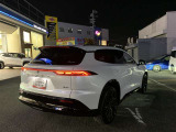 ハイブリッドならではの装備。EVスイッチを押すとモーターのみの走行ができますよ。モーターで駆動するのでガソリンエンジンと比べると静かなので、早朝や深夜など大きな音を出さずに運転できます。