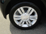 純正15インチアルミホイールが装着されております。モデル別にデザインされておりこちらの車両を足元からイメージに合うように考えられております。車のデザインを印象付けるのではないでしょうか?