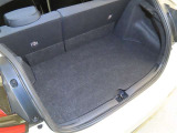 後席使用時でも、十分な荷室空間を確保しております。