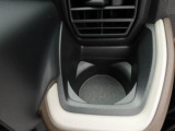 カップホルダーは運転席や助手席からちょうど手の届く位置です!!