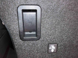 リヤシート背面のレバーで、荷室側からもスライド操作ができます。