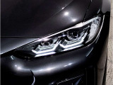 【LEDヘッドライト】先進のLEDテクノロジーを採用。放射される白色光の周波特性は太陽光に近く、バイキセノン・ヘッドライトを上回るコントラストで更に明るく輝きます!