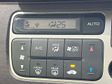 【オートエアコン】一度お好みの温度に設定すれば、車内の温度を検知し風量や温度を自動で調整。暑い&hellip;寒い&hellip;と何度もスイッチ操作をする必要はありません。快適な車内空間には必須の機能ですね♪